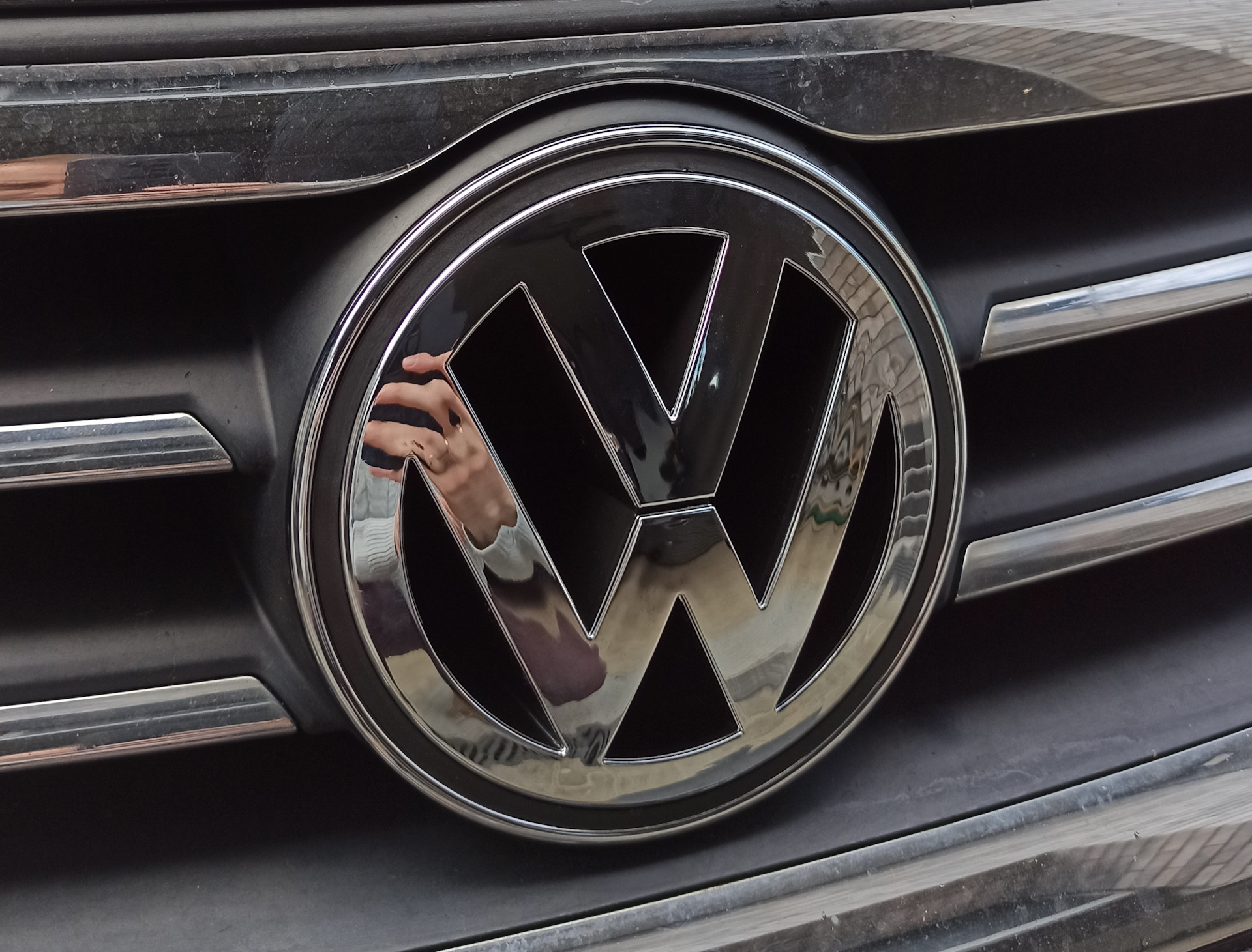Эмблема решетки радиатора. — Volkswagen Passat CC, 2 л, 2008 года ...