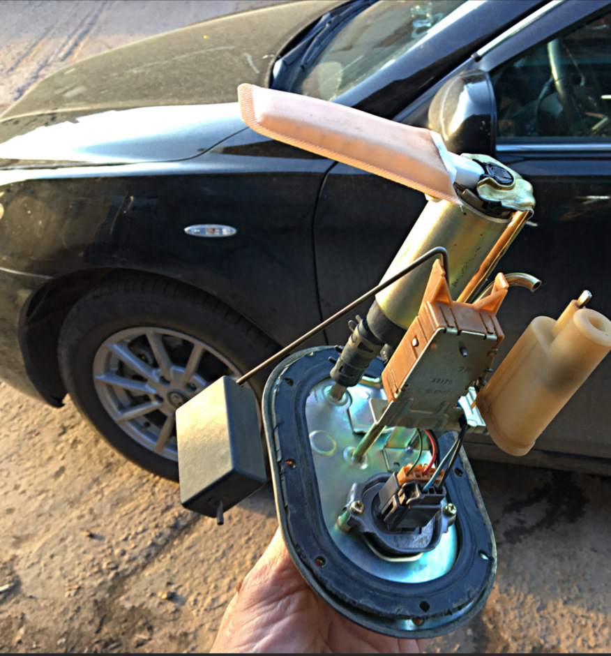 И так, бензонасос грубо говоря в руках, осталось несколько шагов для его изъятия с посадочного места. — Toyota Vista (40)