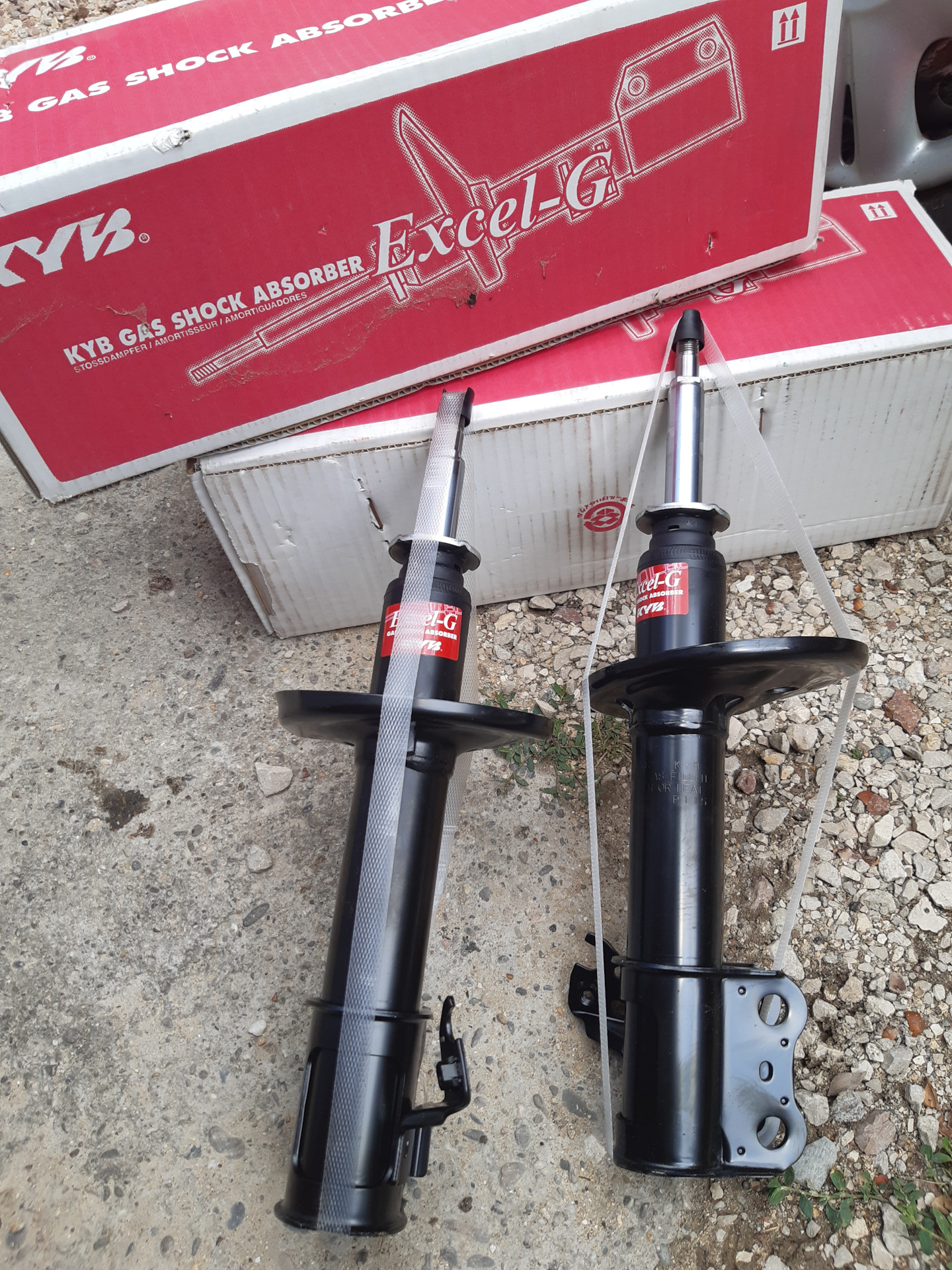 амортизаторы авенсис. амортизаторы авенсис. амортизатор авенсис т250. стойки toyota avensis 220. стойки передние тойота авенсис 2008г.