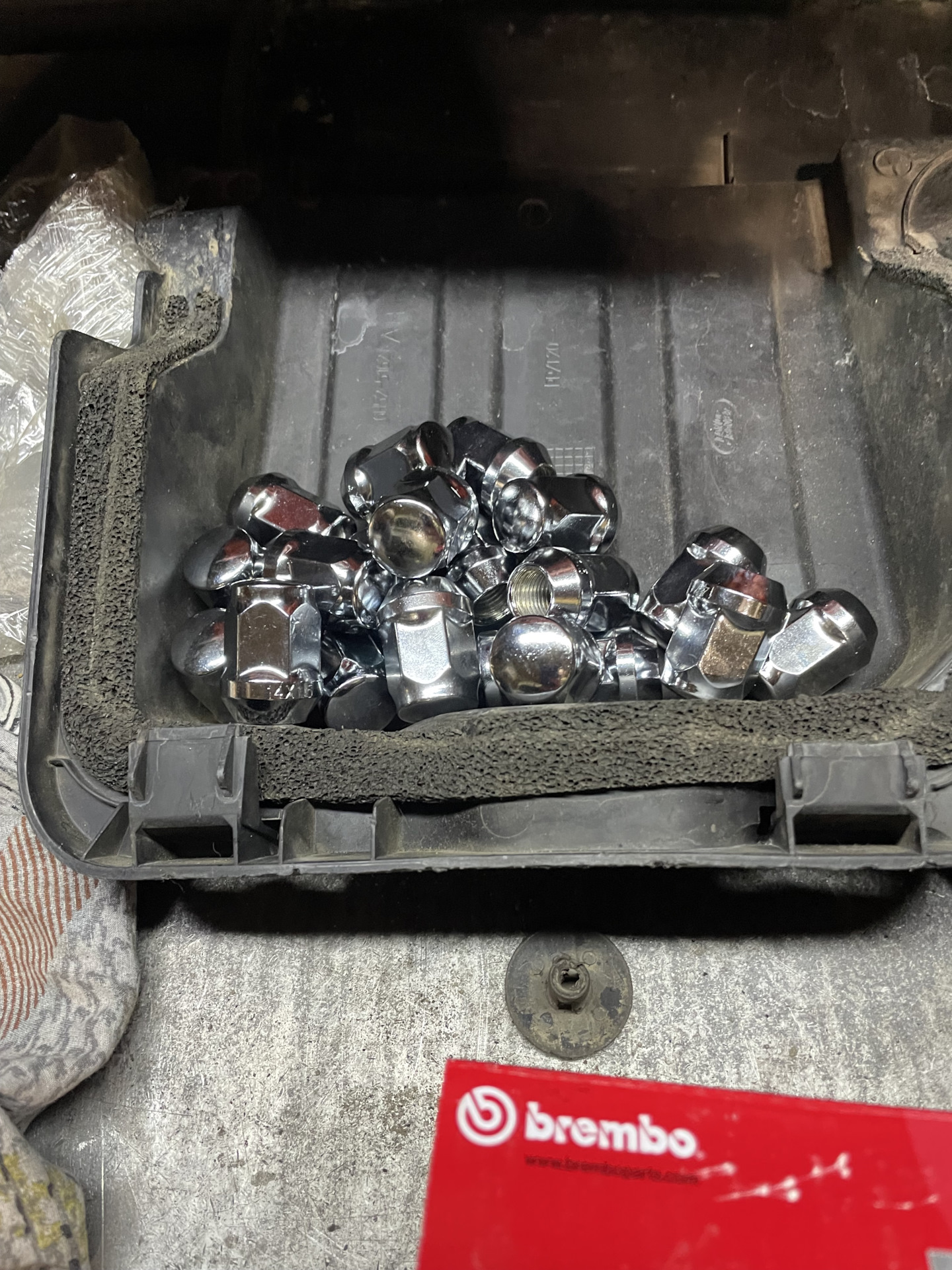 Задние тормоза и гайки колес — Land Rover Freelander 2 (L359), 2,2 л ...