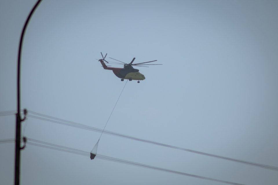 Из за жаркой погоды и отсутствия осадков, вокруг Тюмени много лесных пожаров… Ми26 с бочкой пролетал над площадкой много раз, помогает в тушении огня! — Honda Civic Ferio (6G)