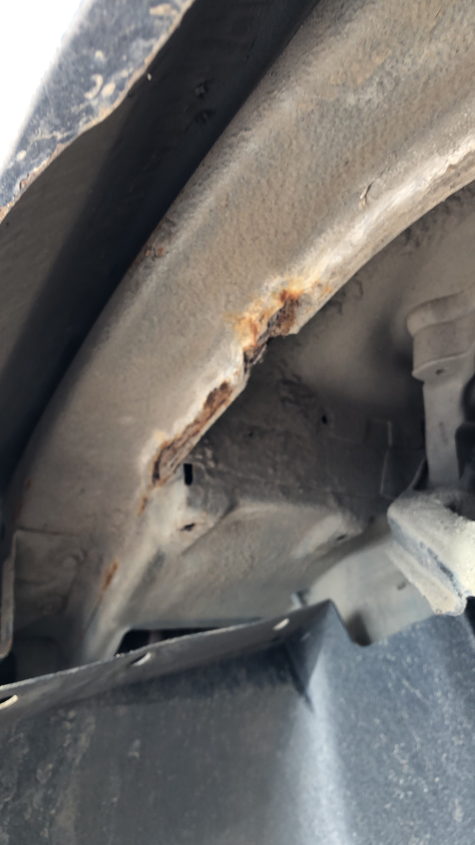 Такая байда ждала меня за крылом, крепление к которому крепится подкрылок (ушко такое маленькое) отгнило напрочь — ГАЗ Сайбер