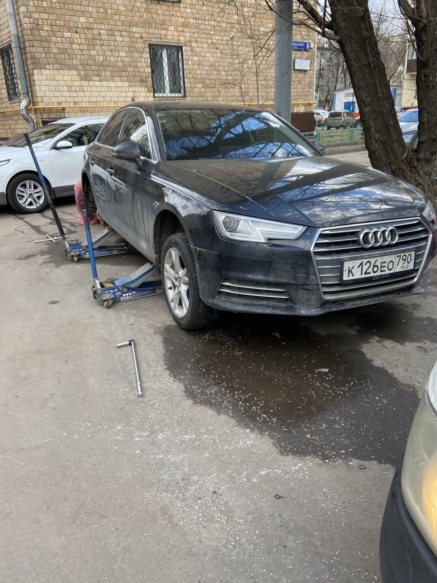 Шиномонтаж на дом вызывали? 😀 — Audi A4 (B9), 1,4 л, 2015 года | шины ...