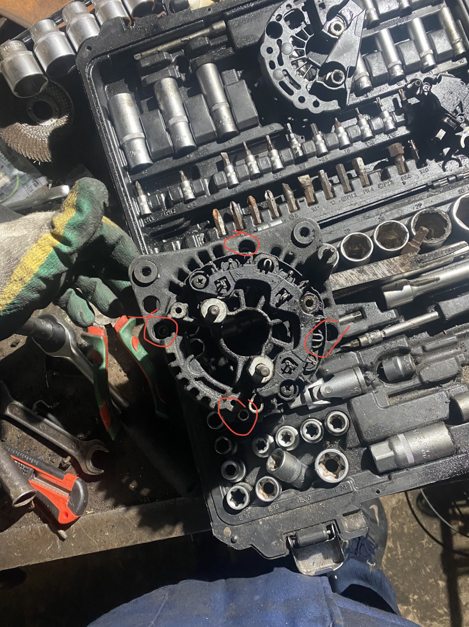 Откручиваем 4 болтика и разполовиниваем. — Volkswagen Golf Mk4