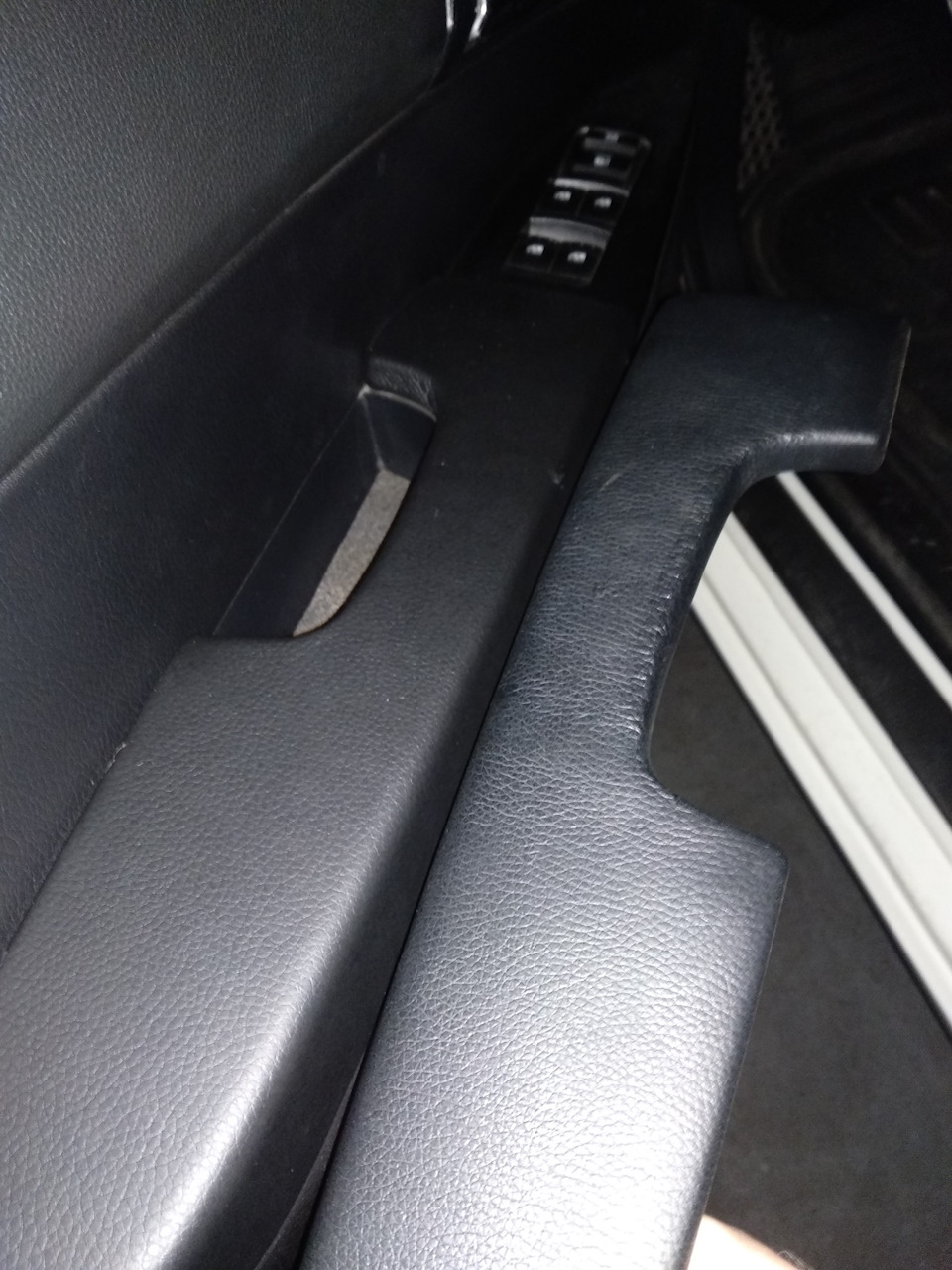 ncAAAgCUiOA 960 Как натянуть кожу на подлокотнике автомобиля