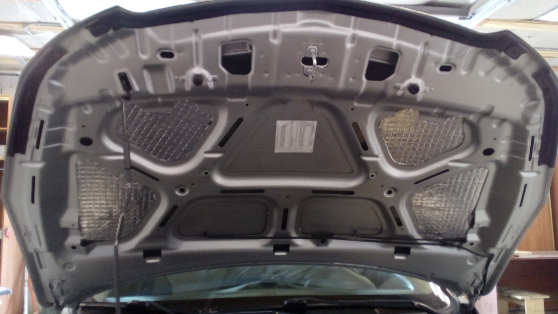 Шумоизоляция капота калина 1. Шумоизоляция капота приора 2. Капот ваз 2112 внутри. Снять шумоизоляцию капота. Шумоизоляция капота приора.