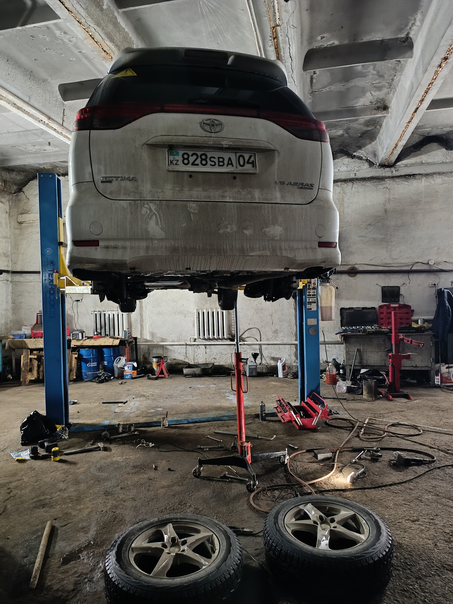 Замена задних сайлентблоков балки — Toyota Estima (III), 2,4 л, 2007 ...