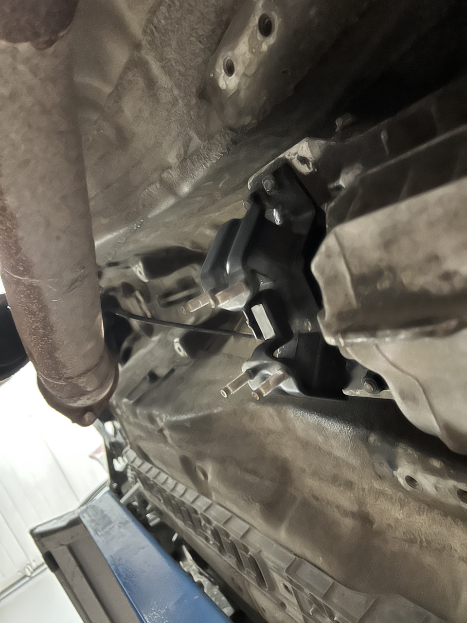 Подушка новая на МКПП — Toyota Supra (80)