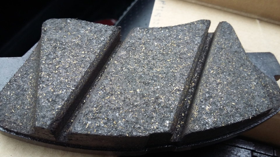 Старое фото моих предыдущих оригиналов. Прорези другие, но состав точно такой же. Фото было на другой телефон при ином освещении, поэтому золото меньше заметно, но в живую одинаково. — Hyundai Solaris (1G)