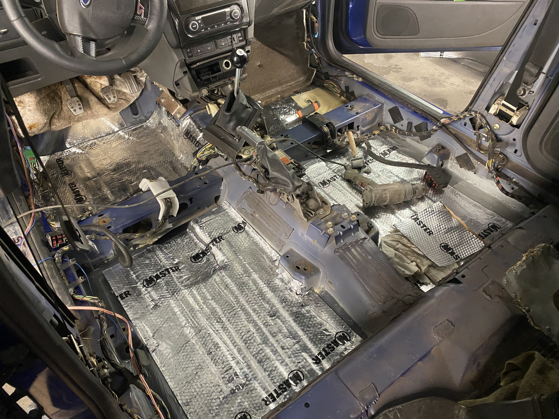 Антикор днища, легкая шумоизоляция пола — Ford Focus II ST, 2,5 л, 2006 ...