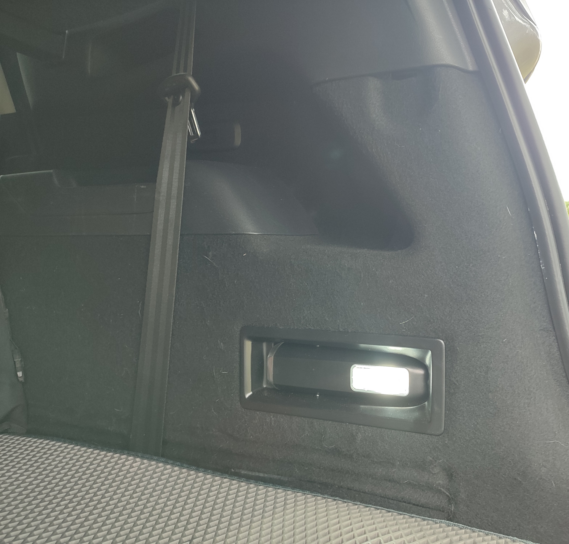 Брызговики и плафон-фонарь в багажник — Citroen Grand C4 Picasso (2G ...