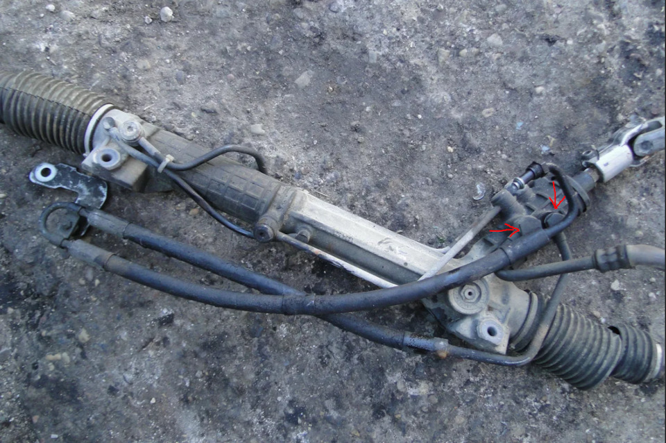 Фото из интернета. Красными стрелками показаны болты крепления шлангов. — BMW 5 series (E39)