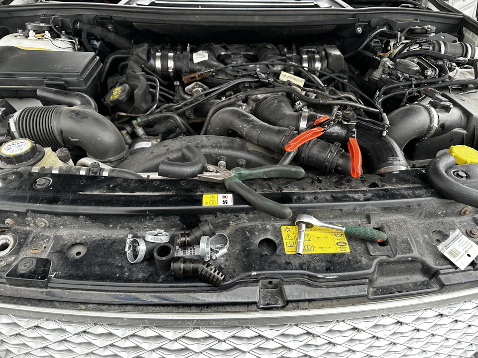 Патрубки печки — Land Rover Range Rover (3G), 4,4 л, 2012 года ...