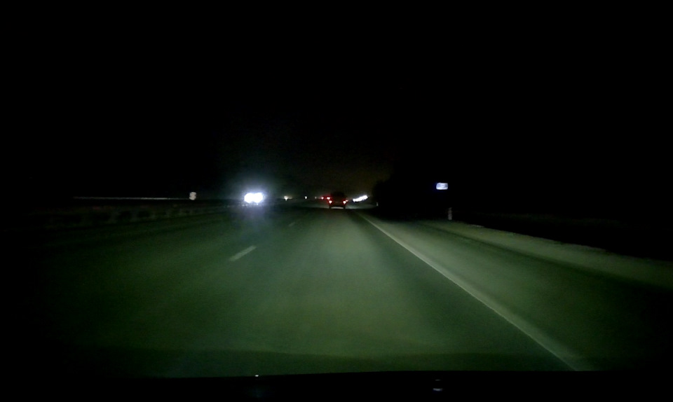Японский свет на трассе, свет опущен вниз и смещен вправо чтобы не слепить встречку. Справа за знаком на обочине вместо засвета темное пятно, из-за которого, особенно на извилистой трассе, ночью ничего не видно, так ехать опасно! Фото как светят фары после переделки пока нет, но обязательно будет. — Toyota Prius (50)
