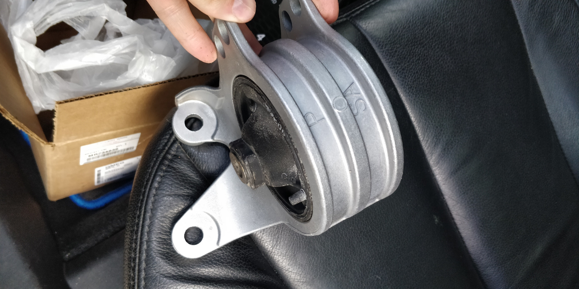 Опора двигателя передняя mitsubishi. Митсубиси галант 8 опорный подшипник. 6. Опора амортизатора мицубиси. Галант 9 опора.