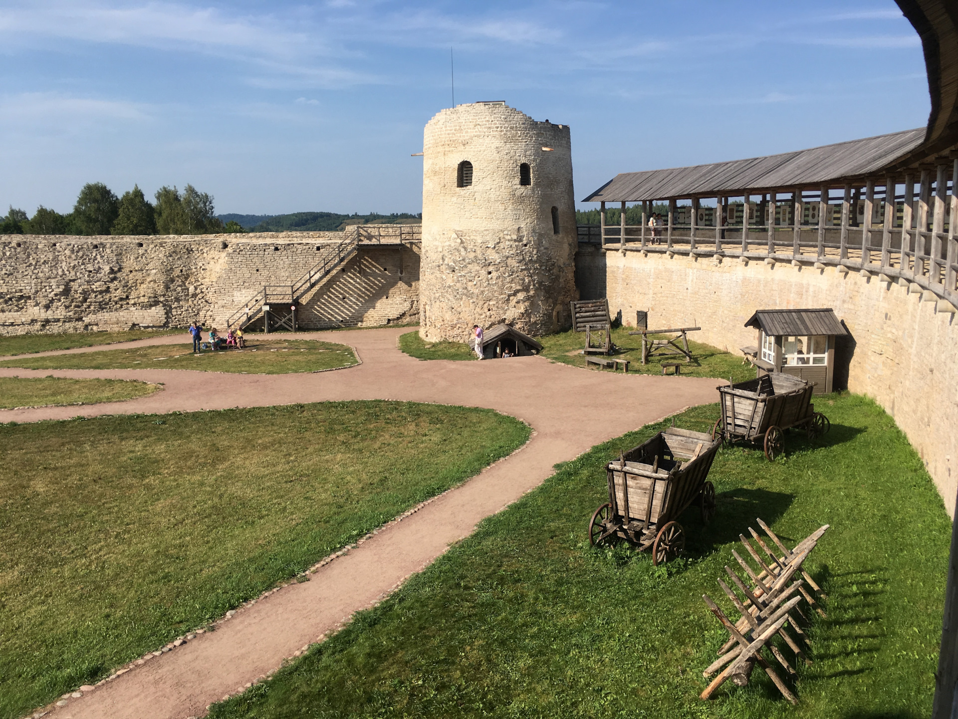 Экскурсия в изборск из пскова. Крепость Изборск. Башня Луковка Изборск. Старый Изборск Псков. Изборск древний.