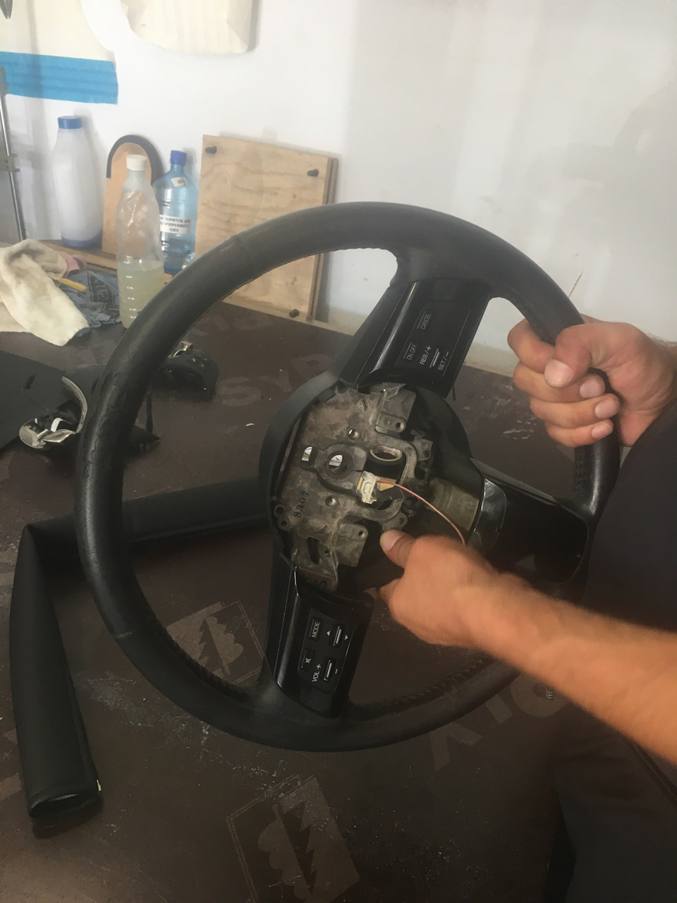 замена распылителя задней двери — Volvo XC60 (1G), 2,4 л, 2010 года ...