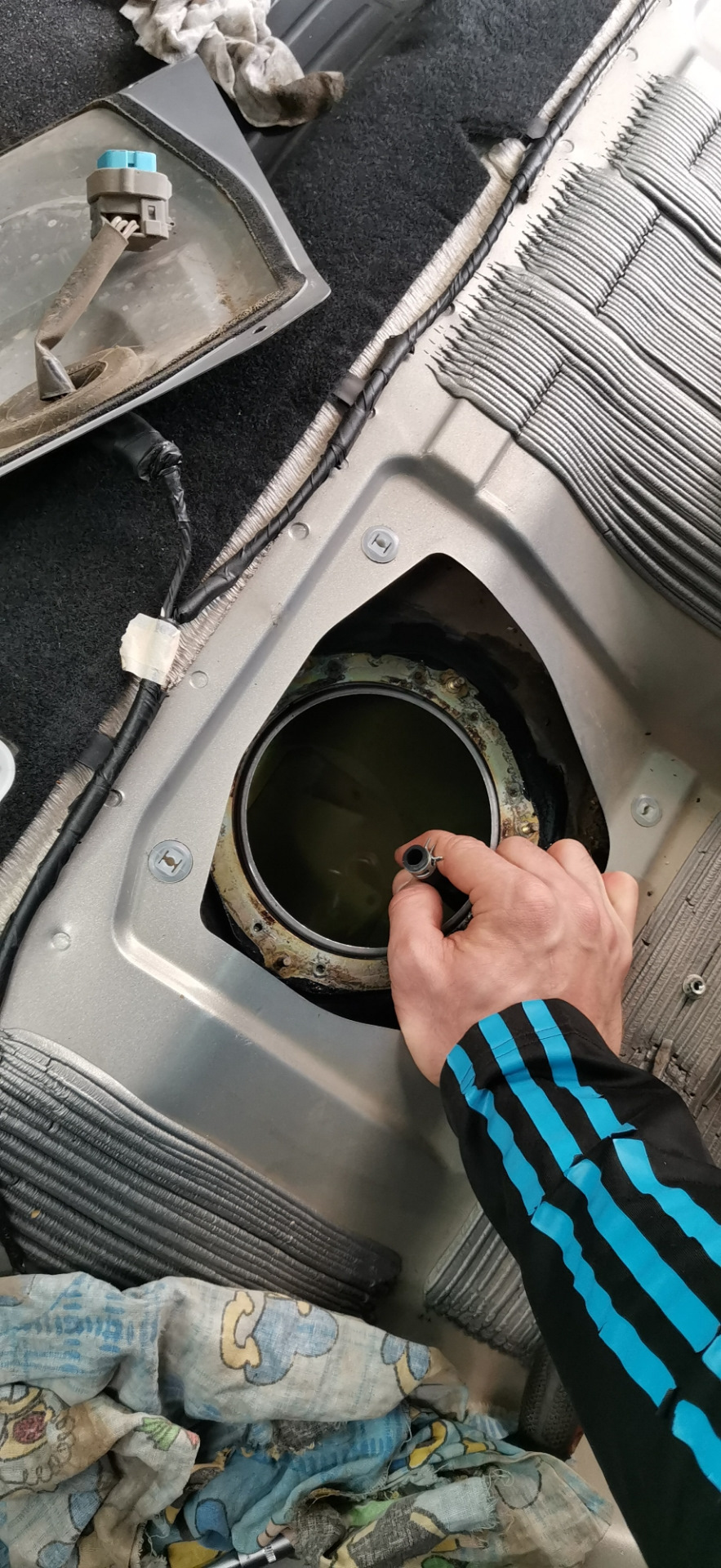 Замена насоса в бензобаке — Mitsubishi Galant (9G), 2,4 л, 2008 года ...