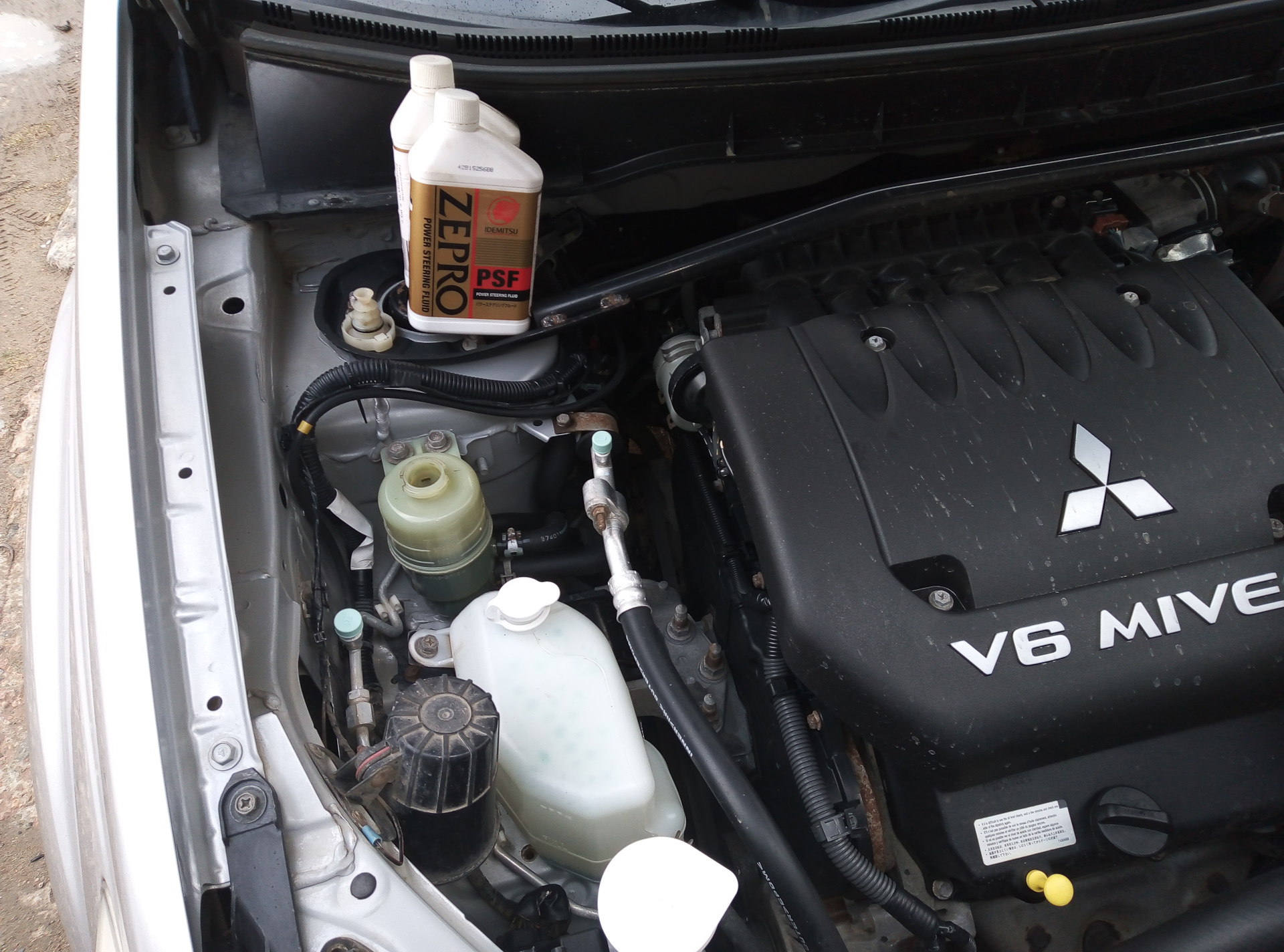 Замена масла в ГУР — Mitsubishi Outlander XL, 3 л, 2007 года | плановое ...