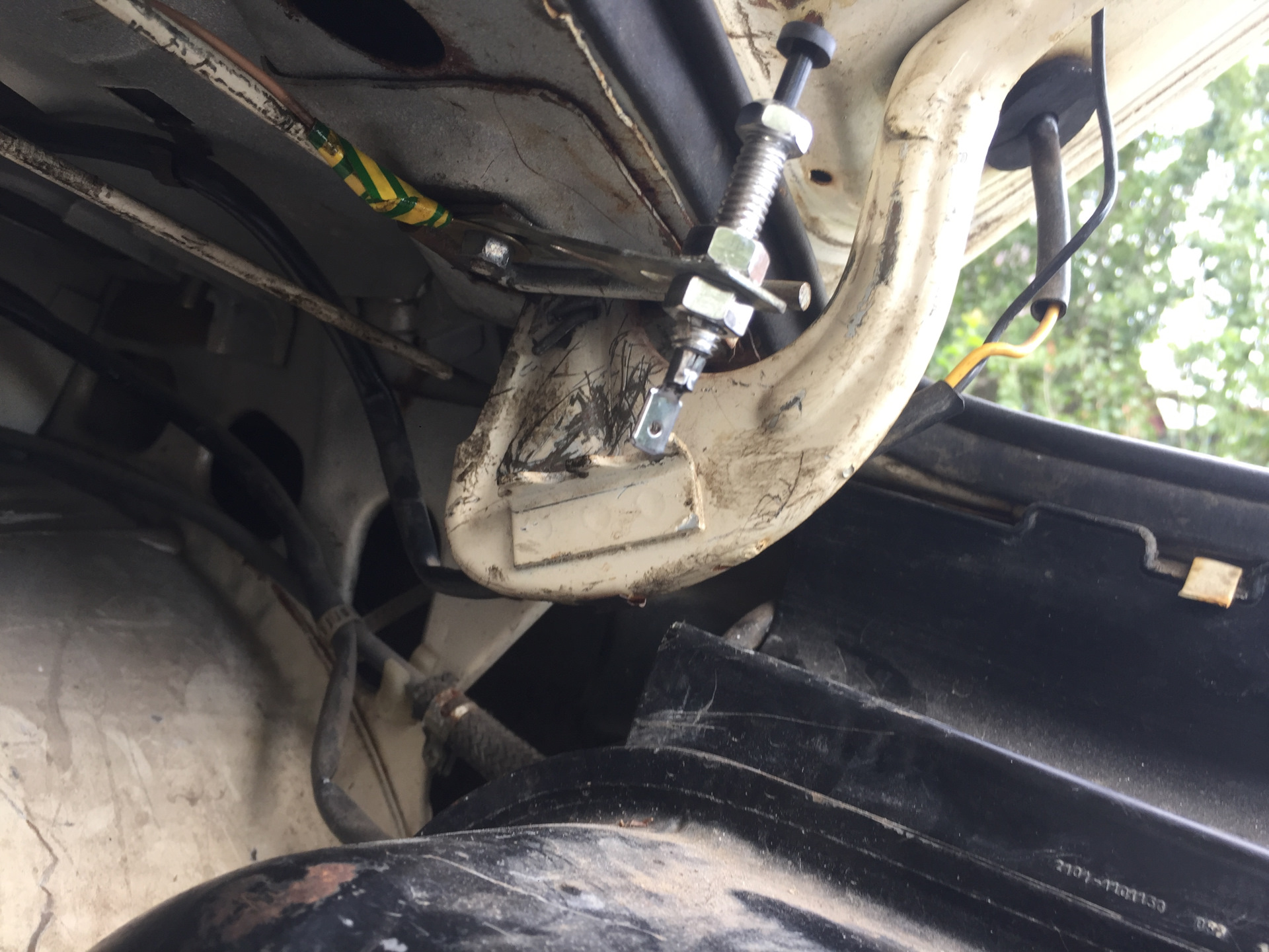 Замена петель багажника — LADA 21053, 1,5 л., 1994 года | кузовной ...