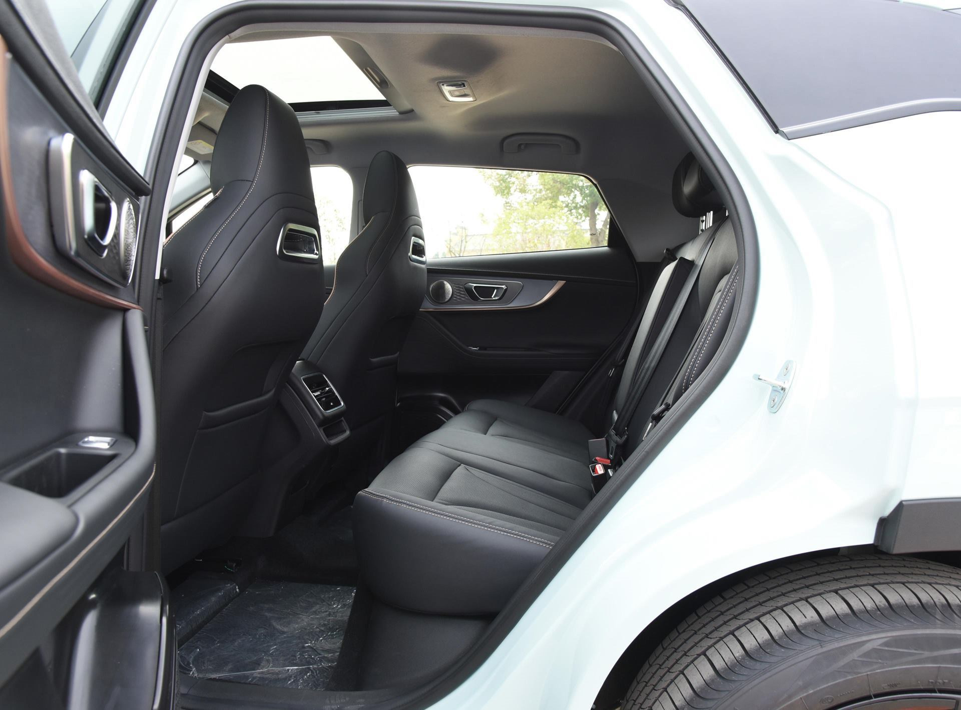 Omoda C-5: подробный обзор салона, экстерьера и особенностей