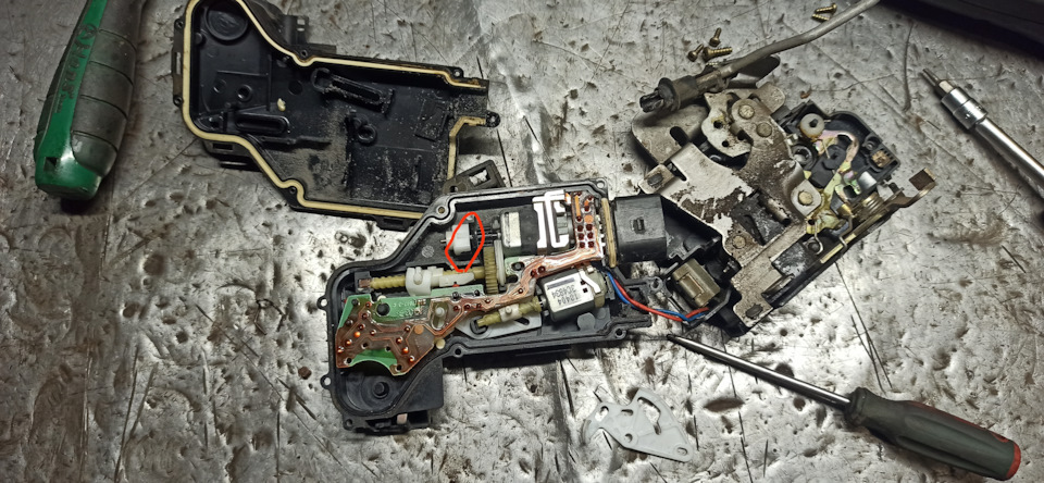 Замена концевика педали тормоза и ремонт замка двери — Audi A6 (C5), 3 ...