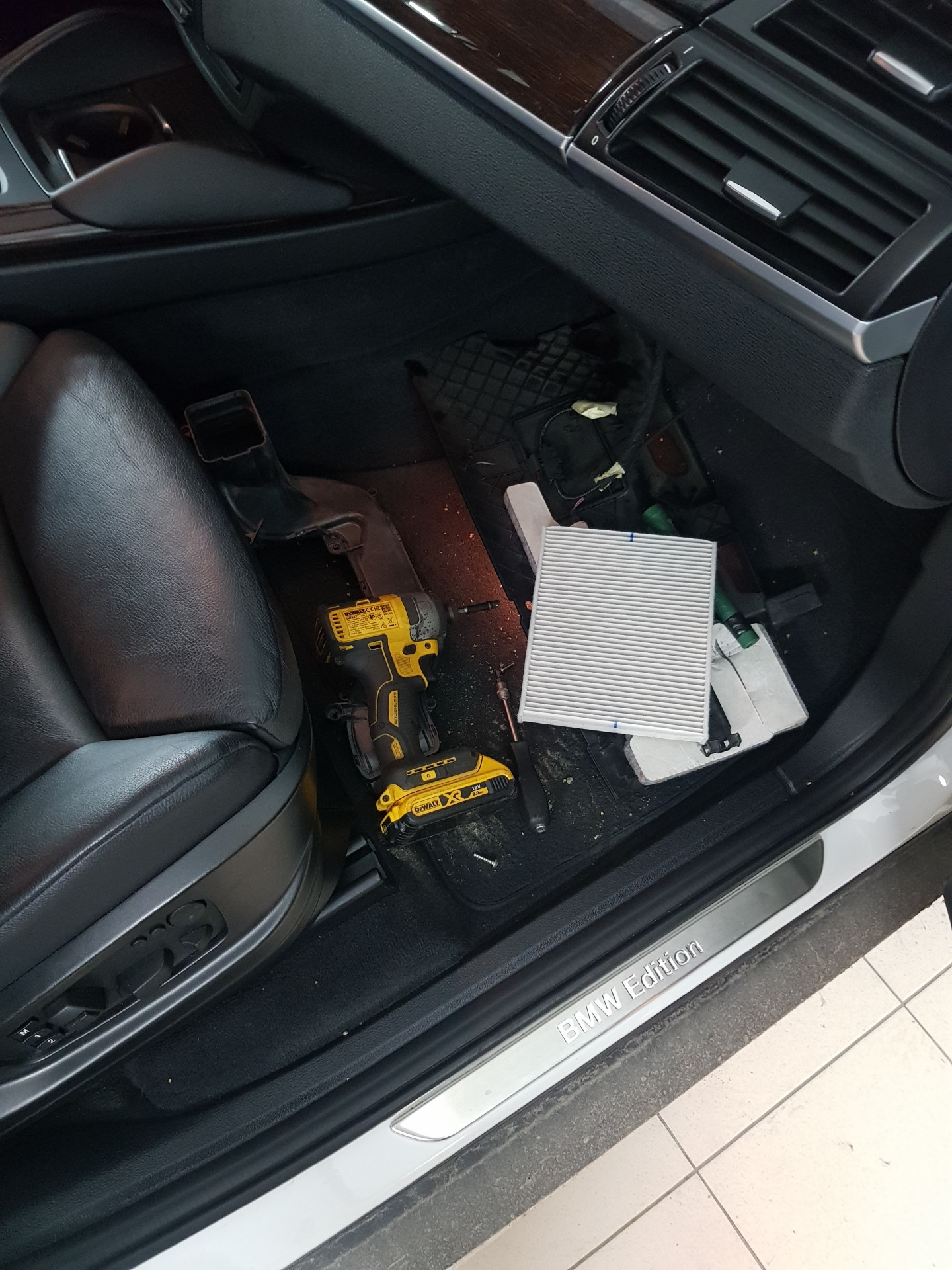 Замена салонных фильтров. — BMW X6 (E71/E72), 3 л, 2013 года | другое ...