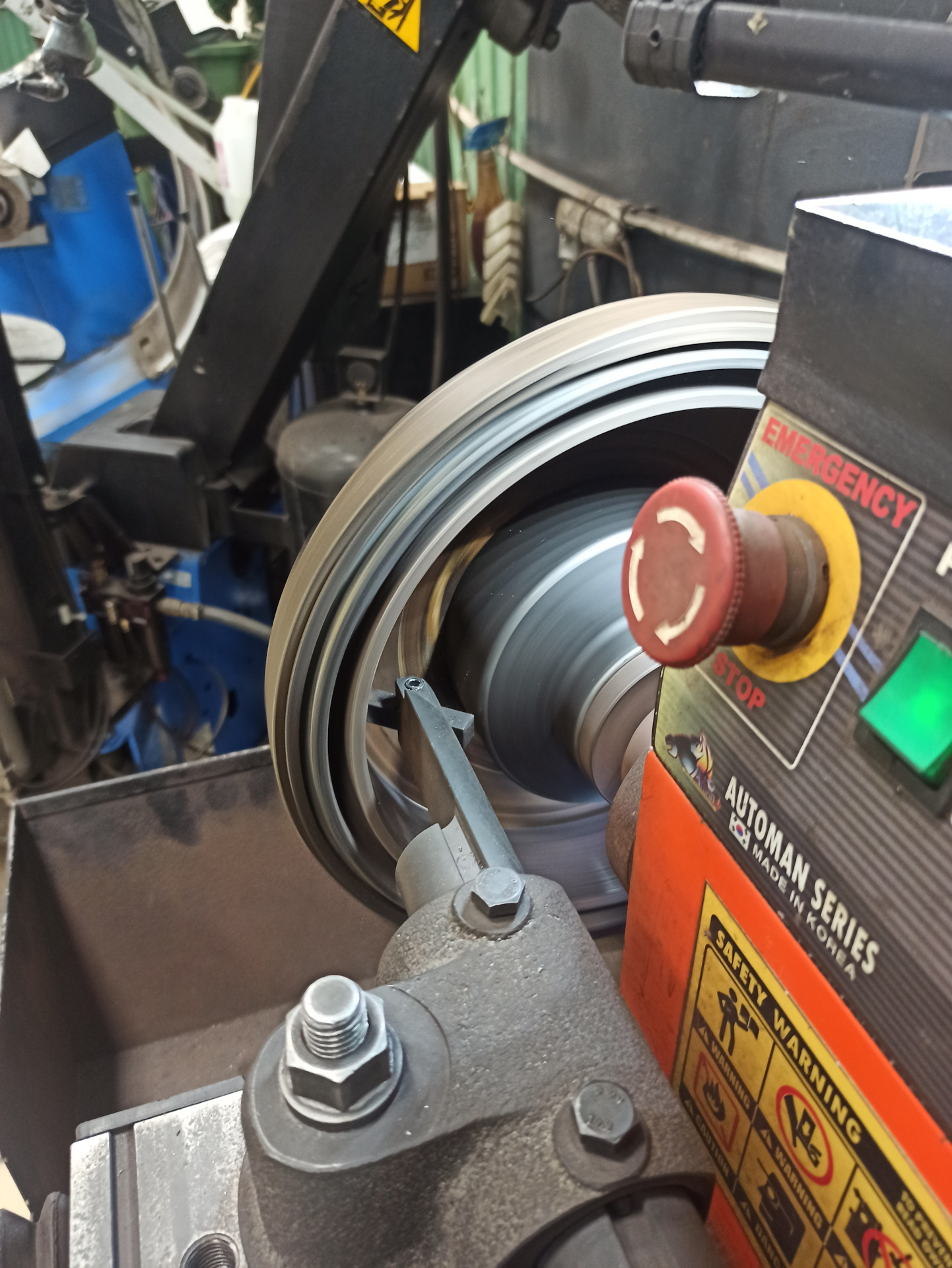 Проточка задних тормозных барабанов, замена колодок. — Toyota Town Ace ...