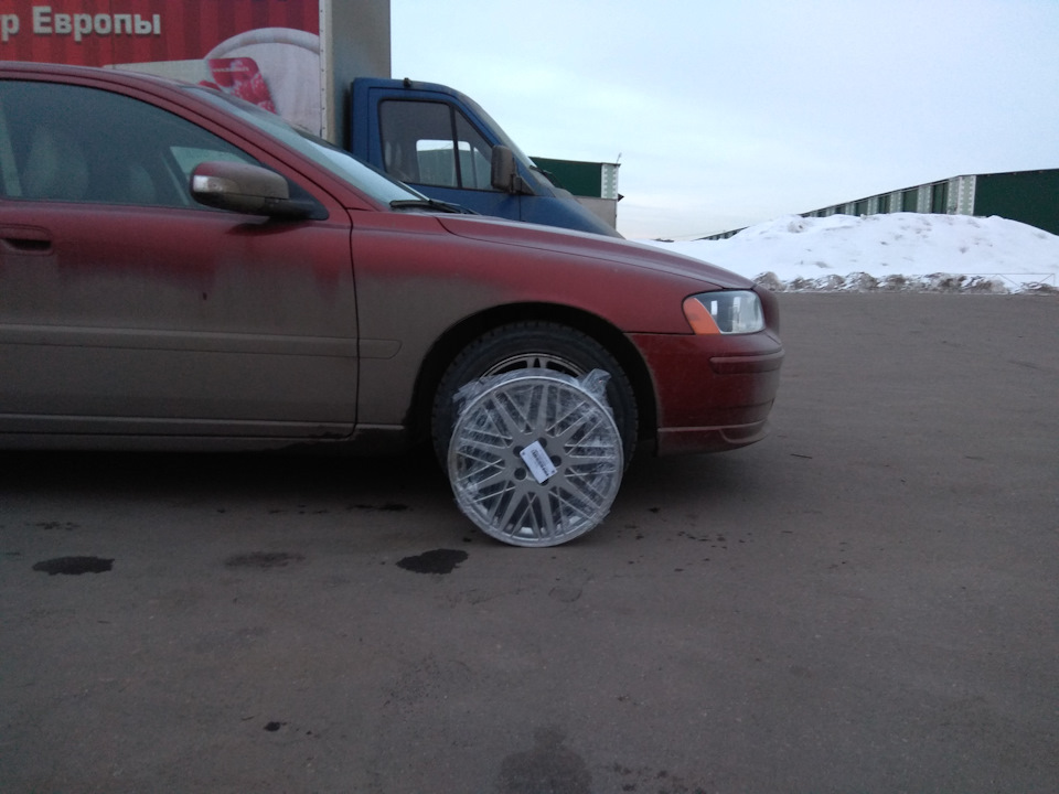 Диски только приехали, меряем, сойдет! — Volvo S60 (1G)