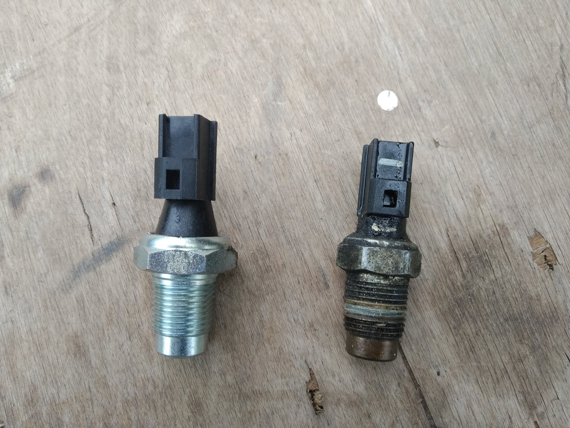 Mitsubishi lancer 9 1. Лампочка давления масла бмв е60. Индикатор аварийного давления масла с лампочками. Масленка на прогретом двигателе. Панель приборов пежо 308 лампа давления масла.