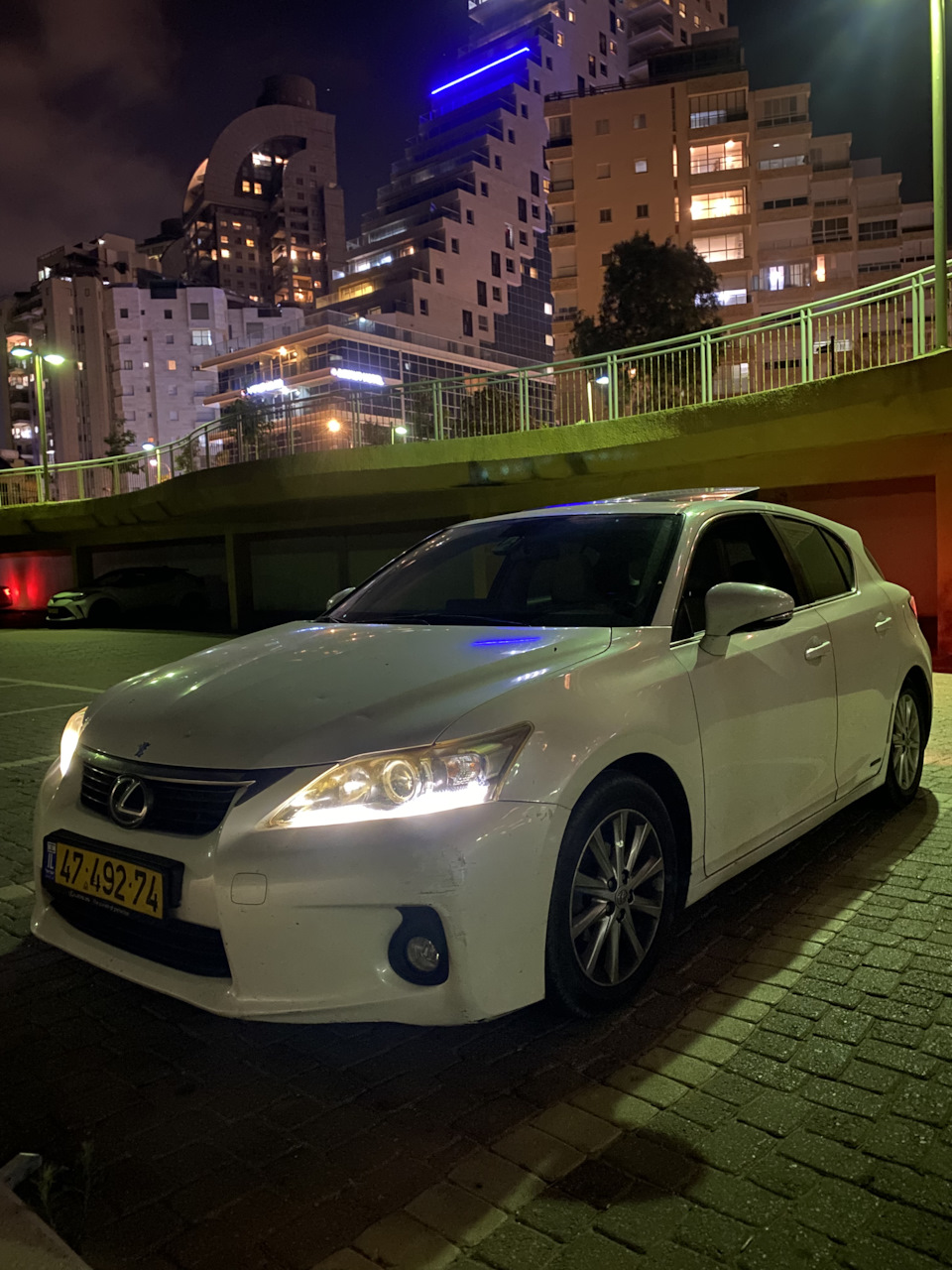 Авто на фоне ночного города — Lexus CT 200h, 1,8 л, 2013 года | фотография  | DRIVE2