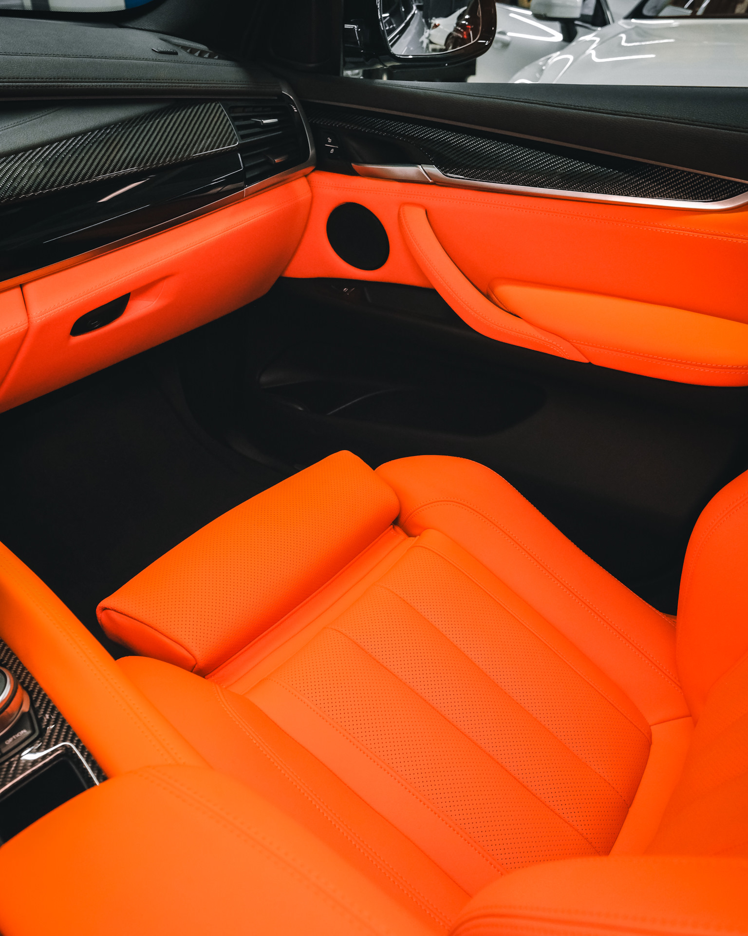 перешить салон авто. перетяжка салона infiniti qx70. ауди v8 коричневый салон. обивка салона авто. перешить салон авто.