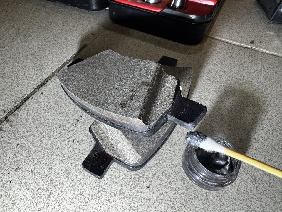 Берём смазку, ватную палочку (тоже кстати входил в комплект, аж две палочки положили) — KIA Sorento (4G)