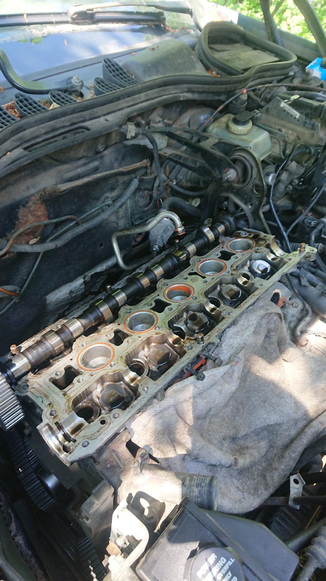 B5254t3 кап ремонт двигателя. Показатьпрокладкубензопроводоввольво850поднищу. Замена поршневых колец volvo s60. Клапана вольво 850. Прогоревший клапан volvo xc90.