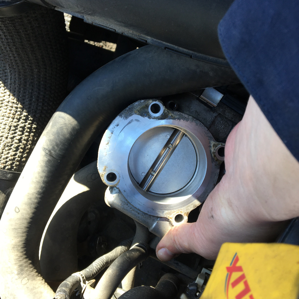 Чистка дроссельной заслонки без снятия трубок охлаждения. — KIA Cerato ...