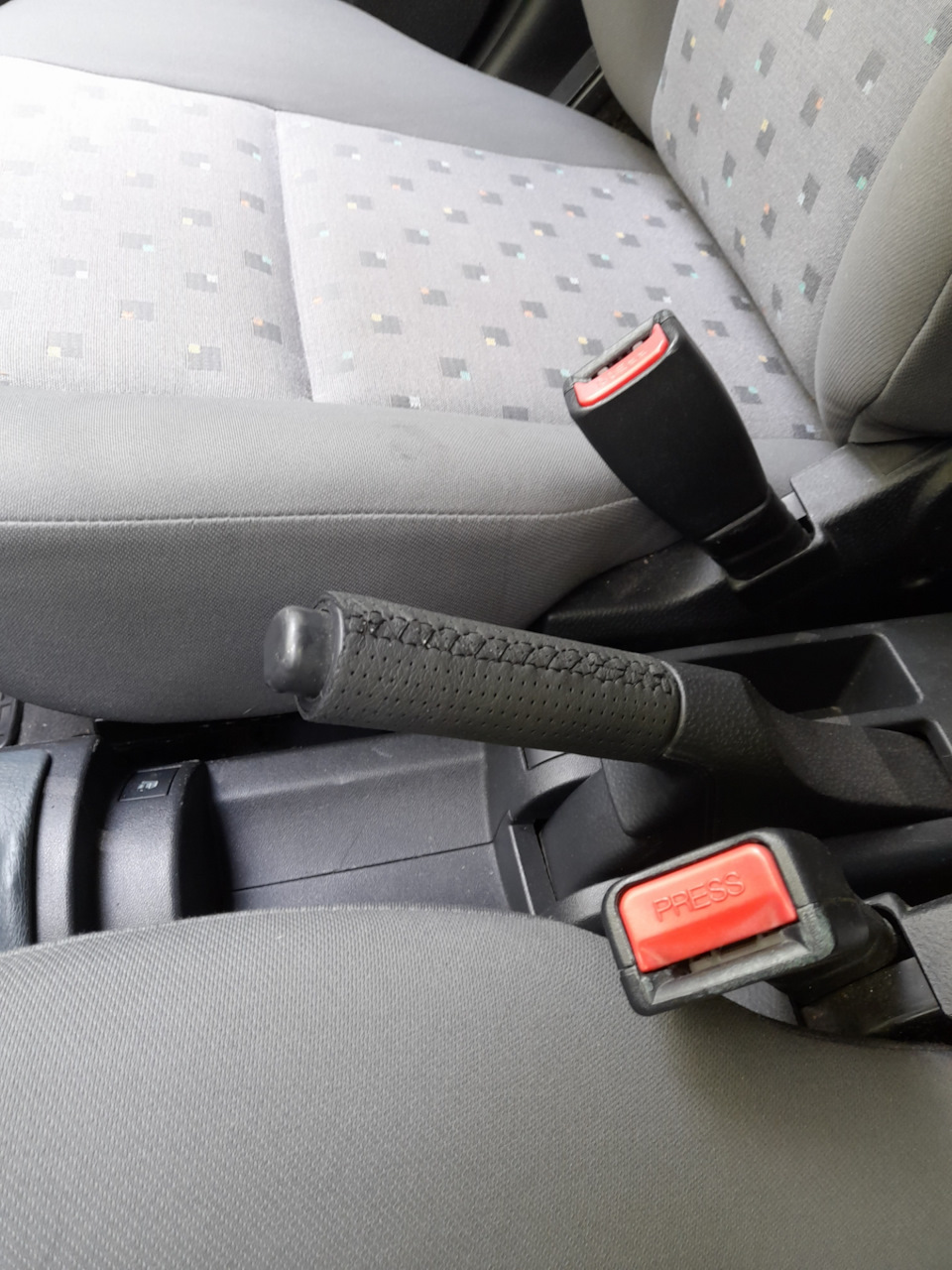 Рычаг ручника в кожу — Hyundai Getz, 1,3 л, 2004 года | стайлинг | DRIVE2