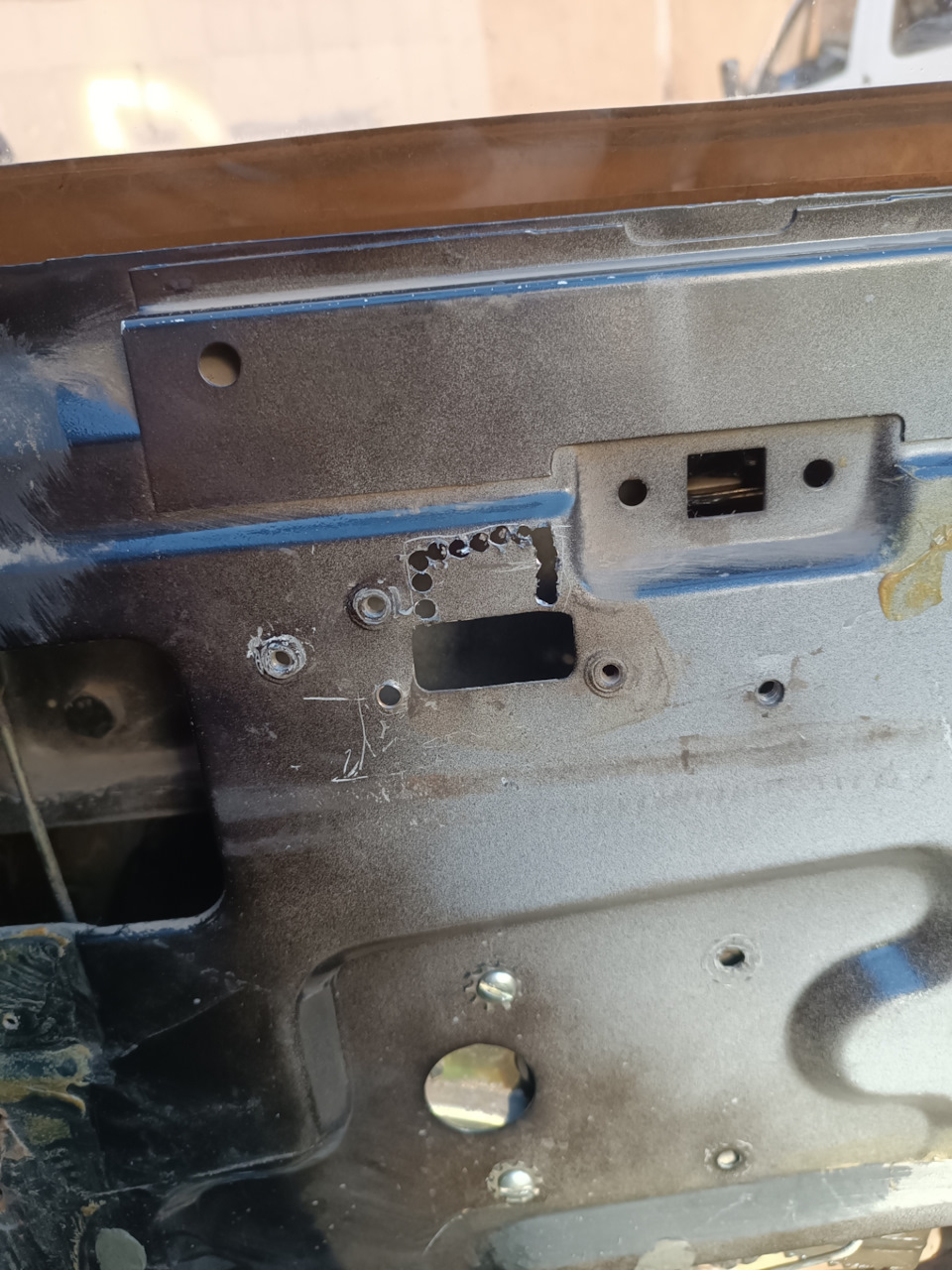 Далее, простите за варварство, но я выпиливал так) купил в леруа сверло дэ волт за 270 р. Скажу, что это сверло при должном применении может просверлить пространство и время. А уж на металл ему вообще наплевать. Рекомендую) — ГАЗ 3110