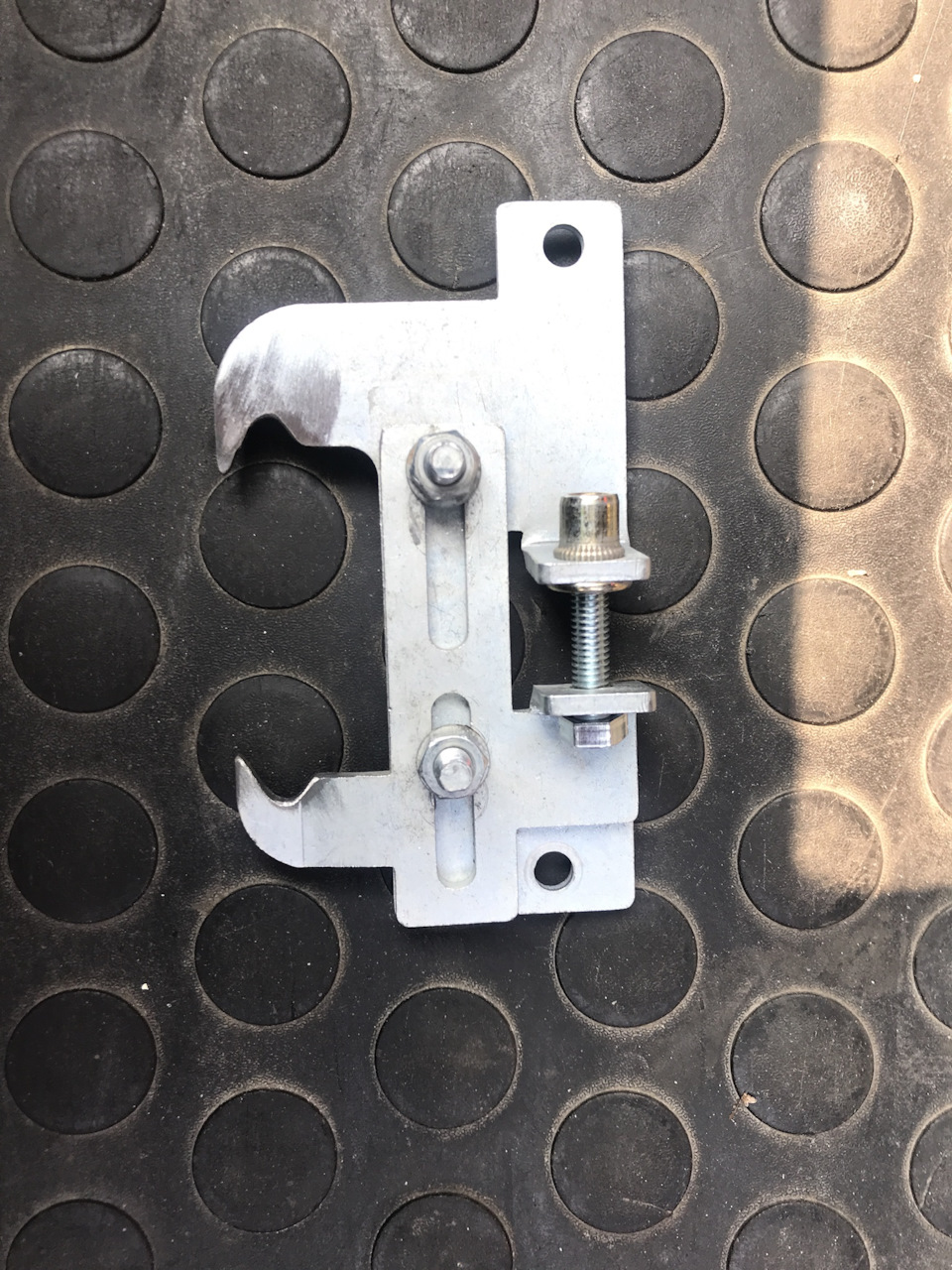 На фото видны места вмешательства. — Skoda Octavia A4 Mk1