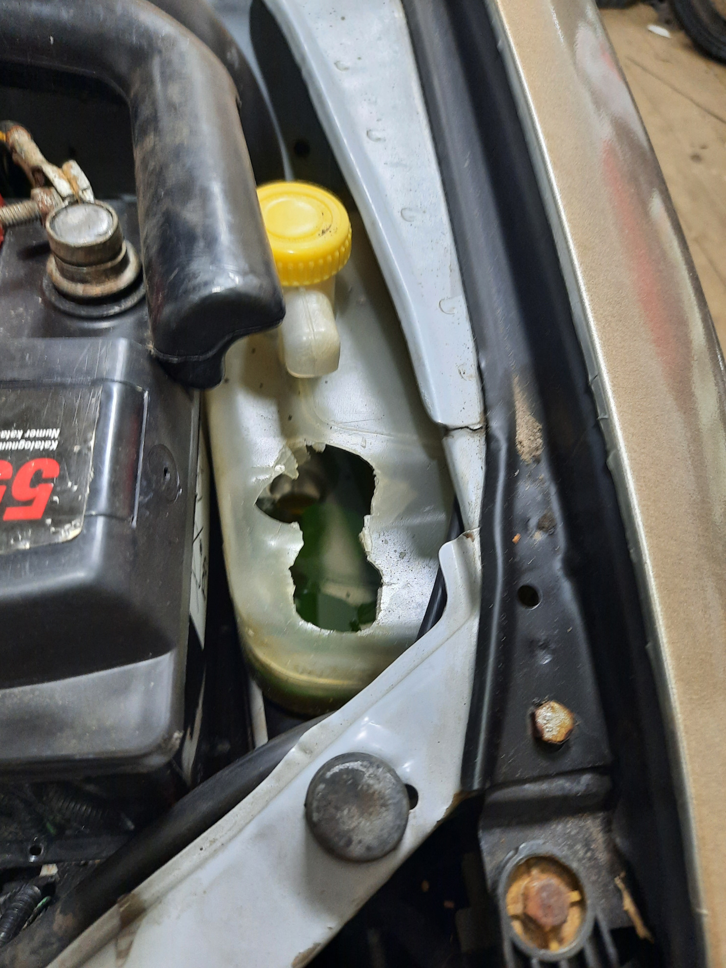 Терморегулятор и новый бачок для антифриза. — Nissan Micra (K11), 1 л ...