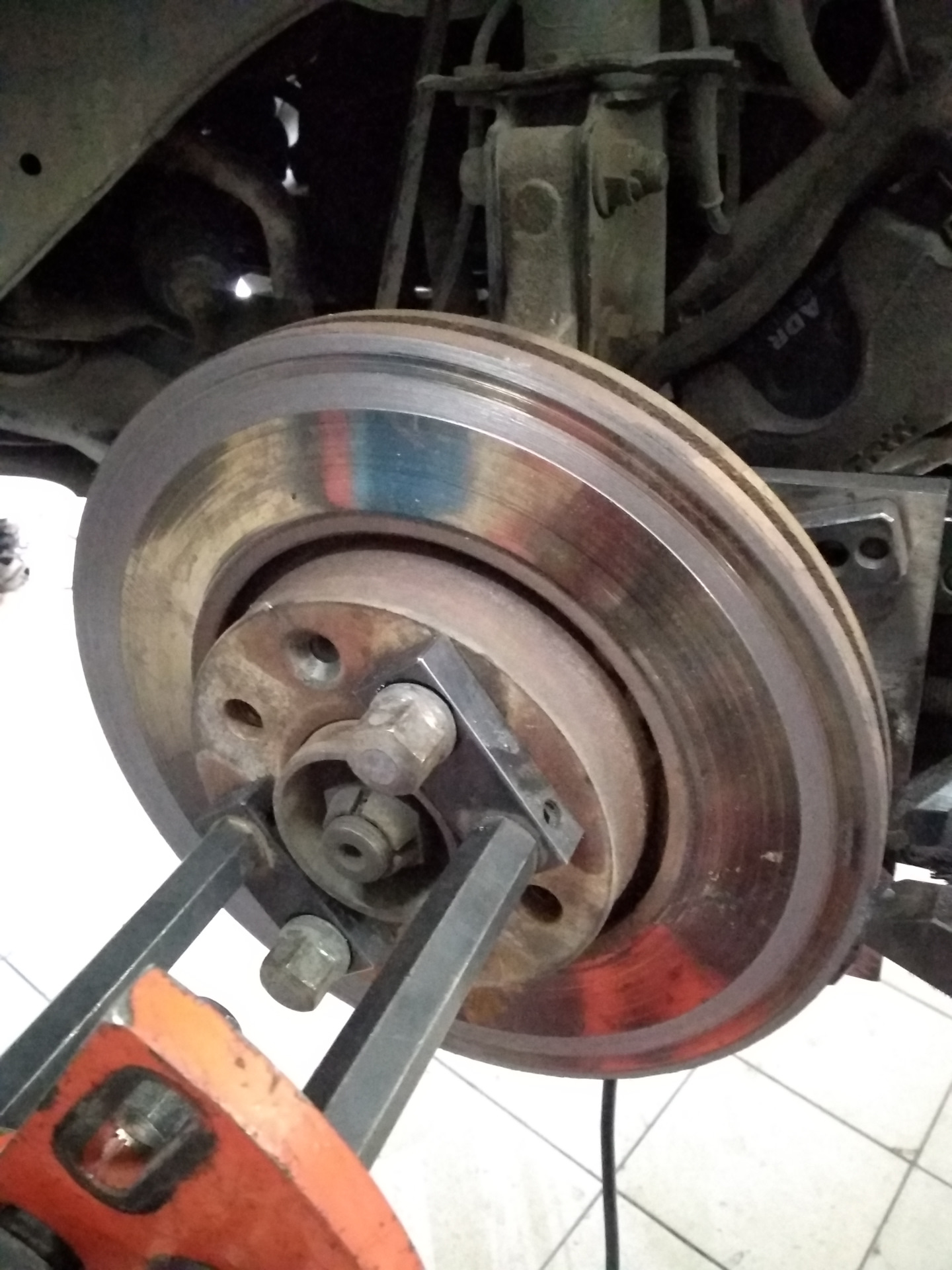 Проточка тормозного диска — Nissan Note (1G), 1,6 л, 2007 года | визит ...