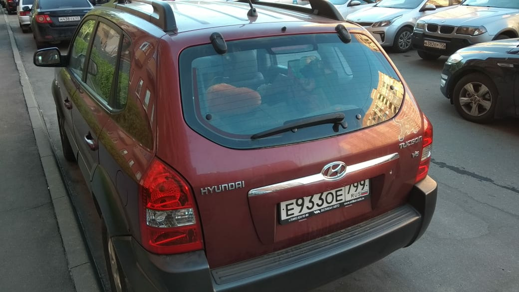 Заднее стекло хендай туссан. Hyundai Tucson JM заднее стекло. Туксон 2008 заднее стекло. Заднее стекло на Туссан 2006. Хендай Туксон с логотипом на заднем стекле.
