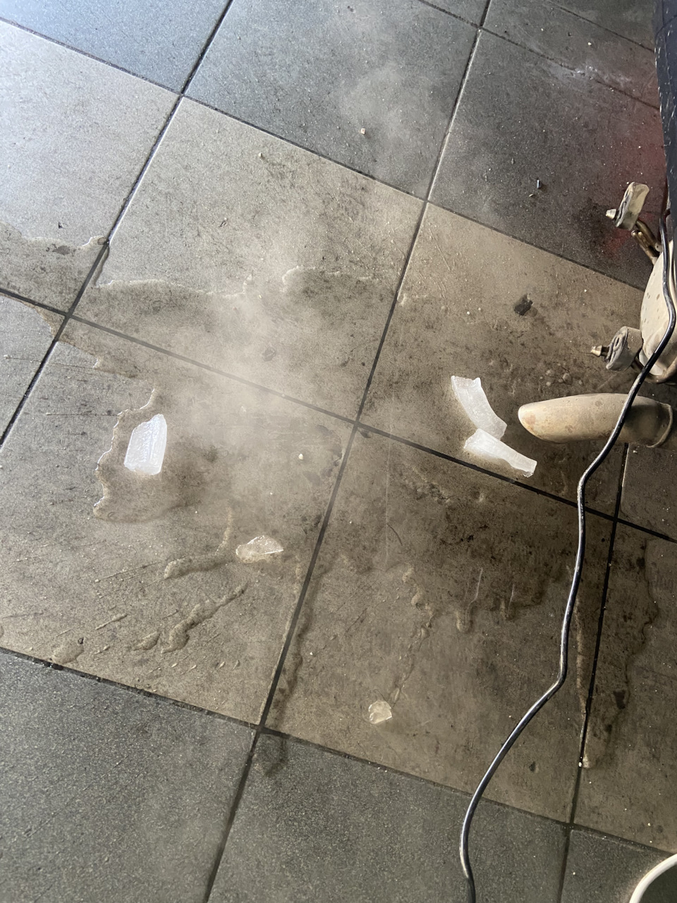 сосулька из выхлопной трубы. лед из выхлопной трубы. глушитель примерз. намерзает на глушитель.