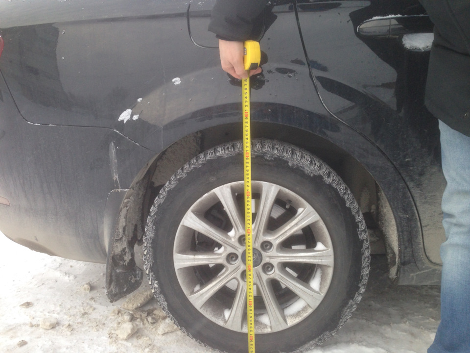 Krok 24 — Pomiary PRZED: wysokość od ziemi do krawędzi nadkola (przód/tył) — punkt odniesienia przed montażem. — Ford Mondeo Mk4 FL