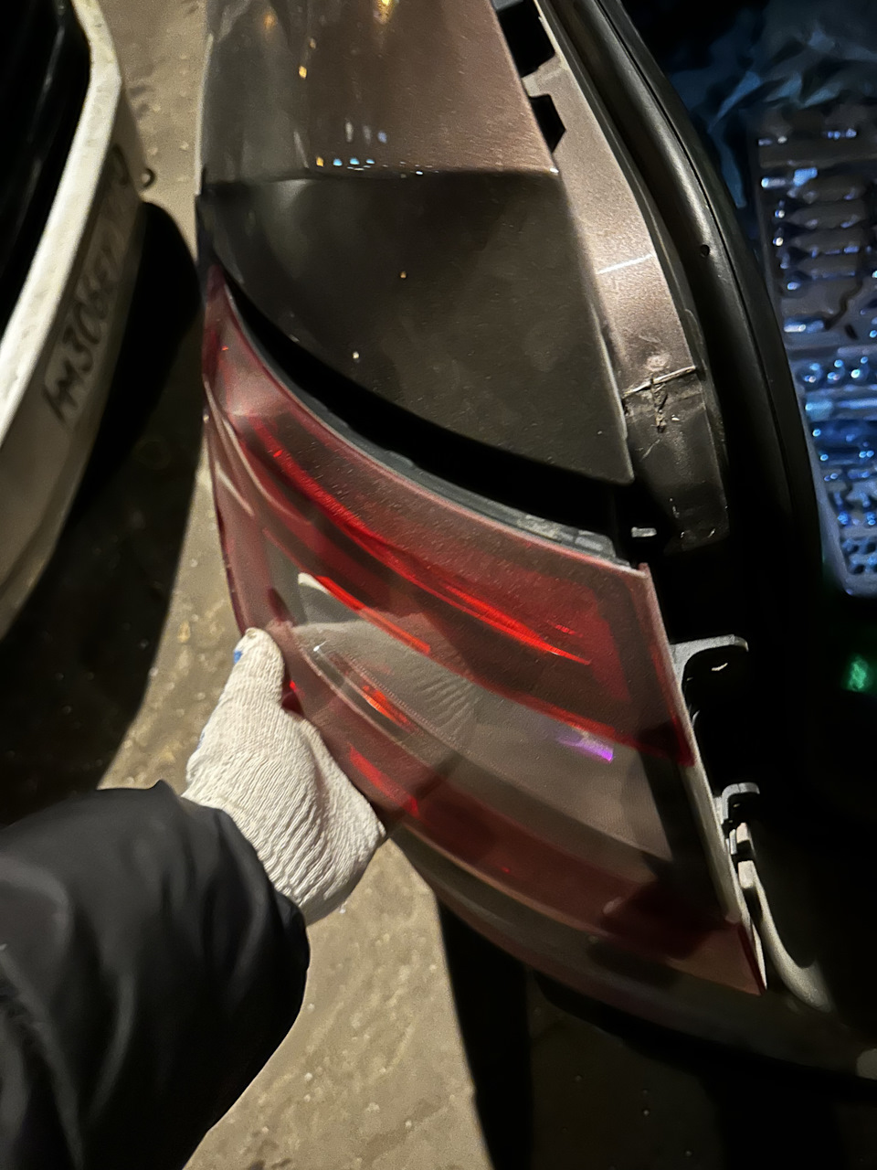 Открутили фонарь от корпуса, тянем прямо на себя — Skoda Octavia A7 Mk3