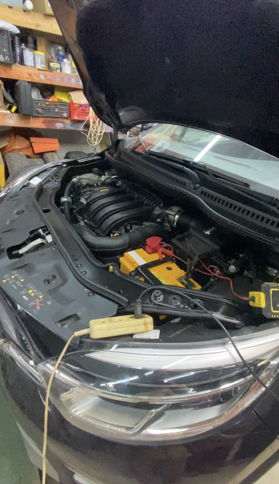 Подзарядили АКБ на всякий случай. Но так как он был недавно заменен, особой нужды не было — Renault Kaptur (2016)