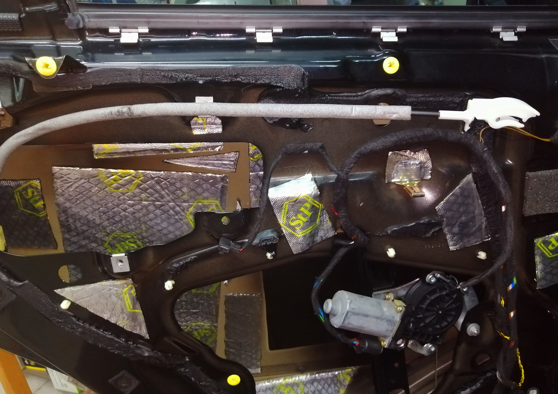 Два усилителя DSP2. Штатные сабы в задние двери шаг 1. — BMW X5 (E53 ...