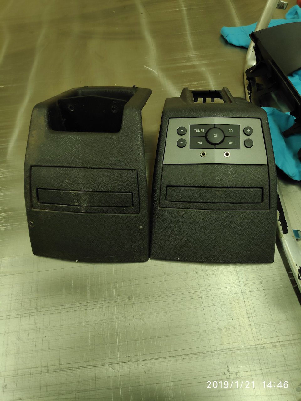 Подставка под подлокотник слева и twin audio справа. — Opel Astra H. Запчасти на фото: 2019121