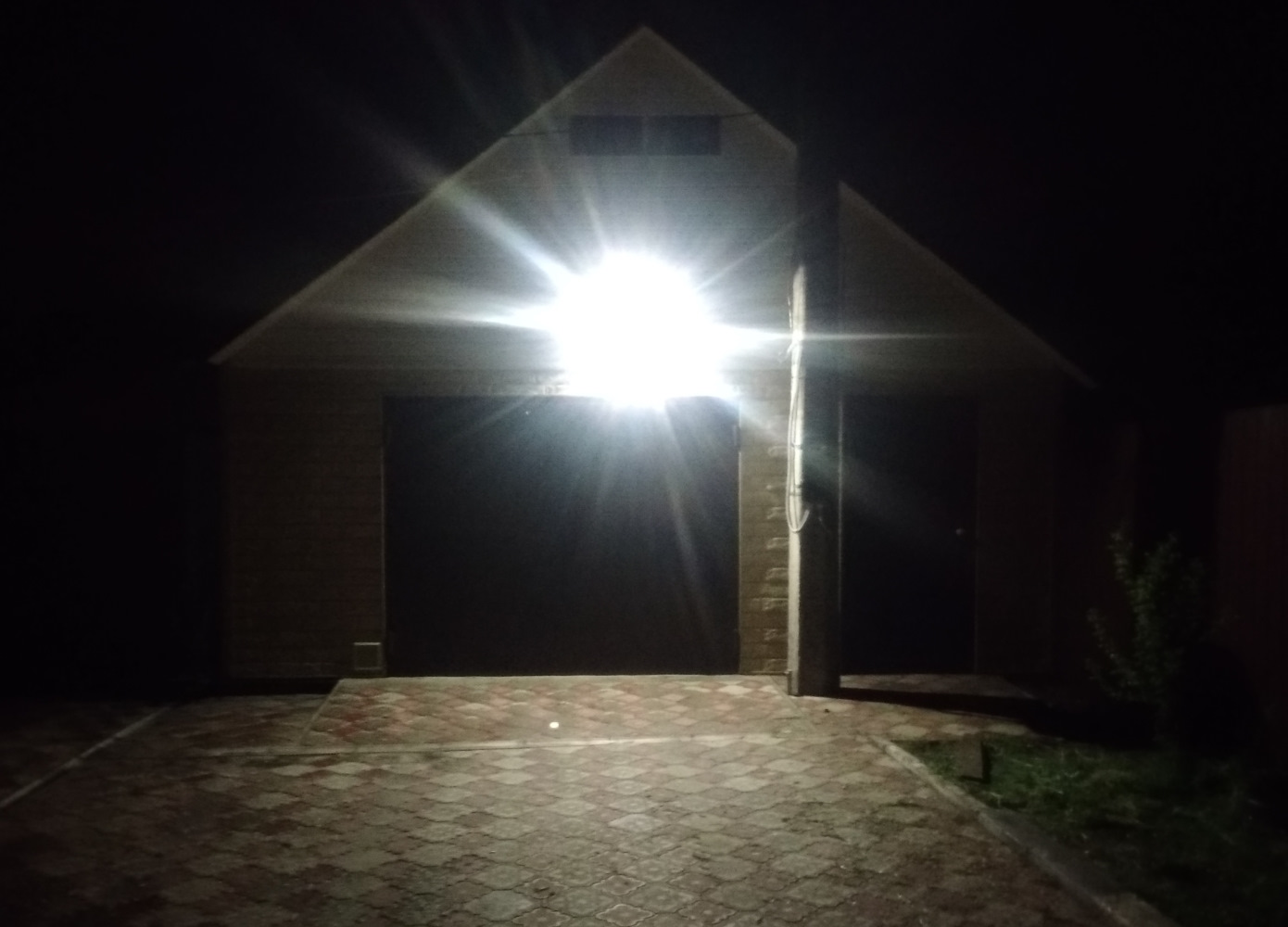 Прожектор в гараж. Прожектор на гараж уличный. Прожектор ночью. Прожектор над гаражом.