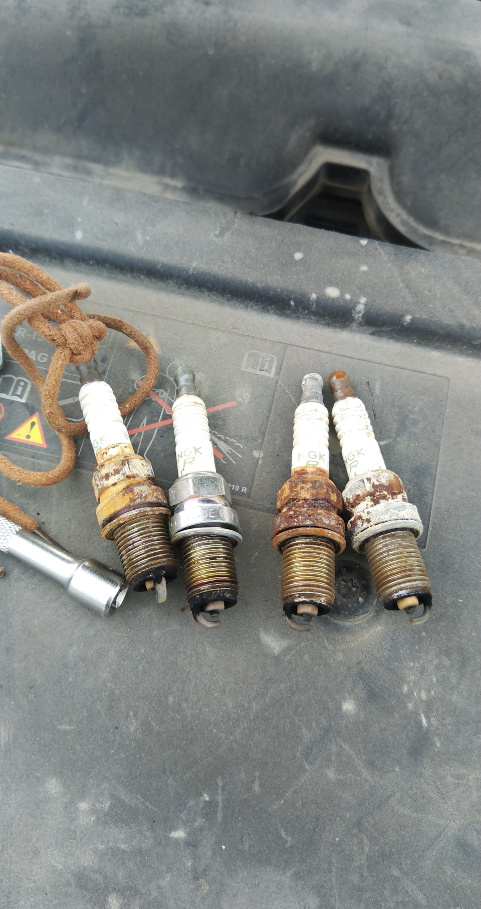 Такое ощущение что их вообще не меняли за весь срок эксплуатации — Lada XRAY