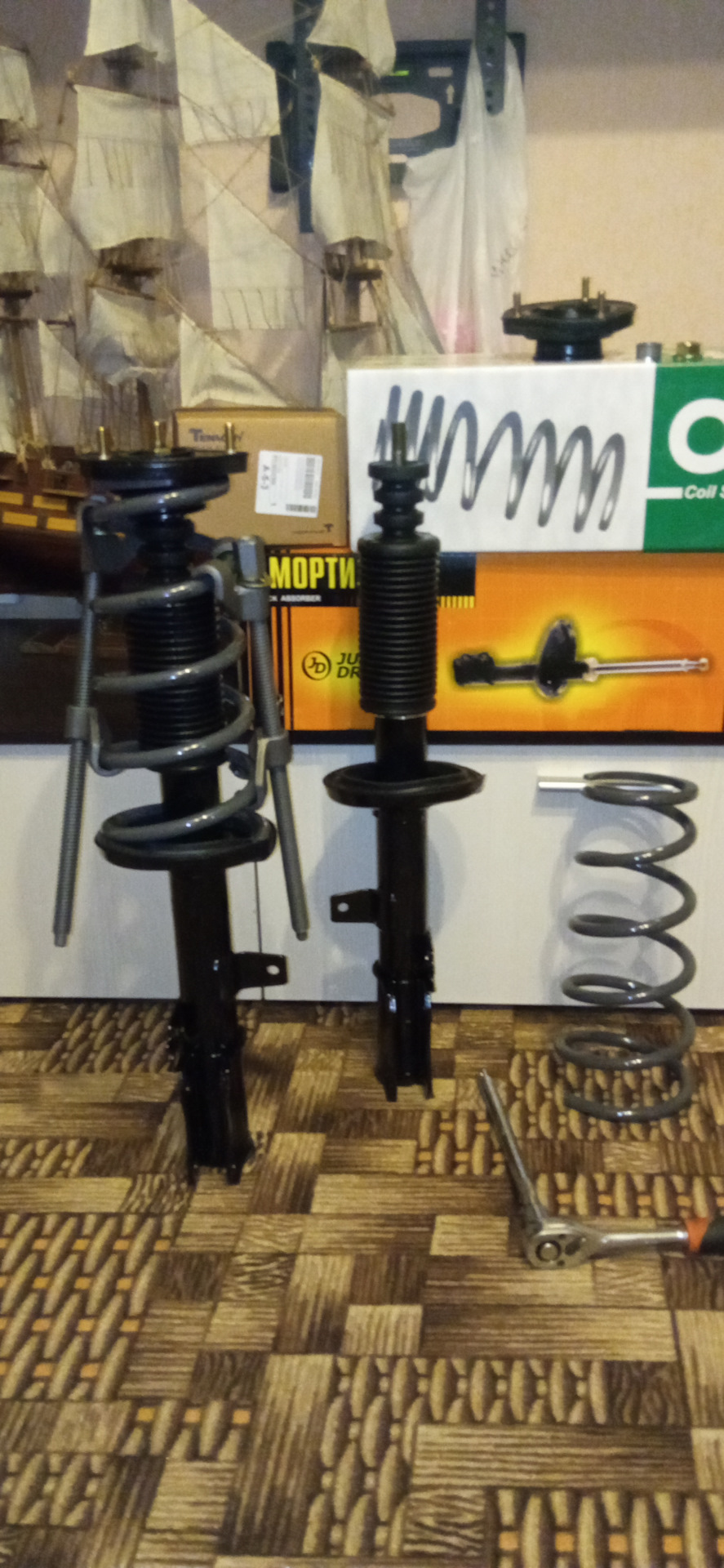 задние стойки — Toyota Caldina (210), 1,8 л, 1999 года | запчасти | DRIVE2